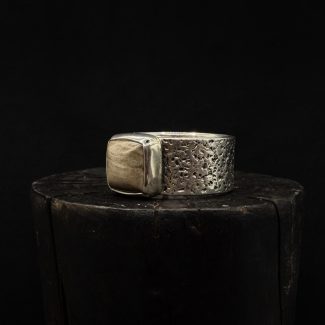 Ręcznie robiony srebrny pierścionek z Drewnem skamieniałym